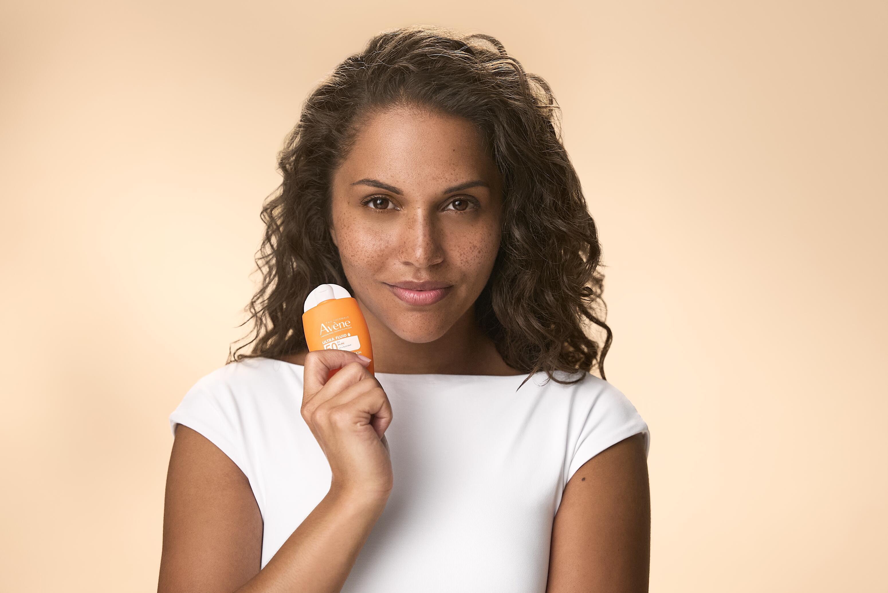 av_suncare_ultra_fluid_spf50_joanna_product attitude_full_3282770392654_2